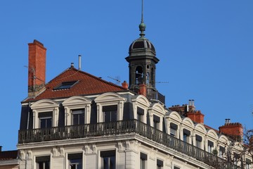 Fototapeta na wymiar Façade d'immeuble typique lyonnais place Bellecour dans le 2 ème arrondissement - Ville de Lyon - Département du Rhône - France