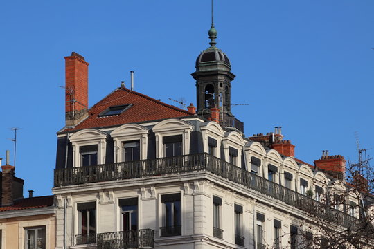 Fa&ccedil;ade d'immeuble typique lyonnais place Bellecour dans le 2 &egrave;me arrondissement - Ville de Lyon - D&eacute;partement du Rh&ocirc;ne - France