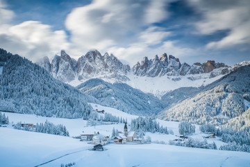 Santa Maddalena dorp in Val di Funes een van de mooiste valleien Dolomiet in de winter