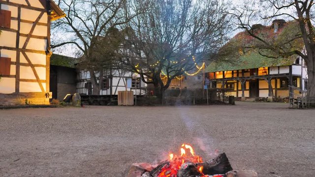 Fuego encendido en el suelo de barro en pueblo en navudad