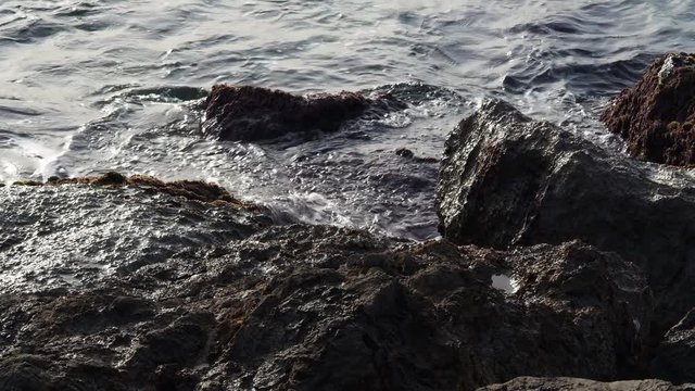 Video of the waves breaking against the rocks of Port Ginesta in Barcelona.