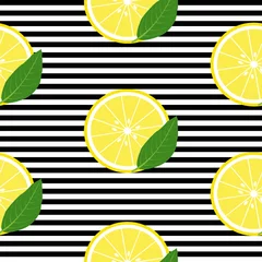 Foto op Plexiglas Citroen Naadloze achtergrond met strepen en citroenen segmenten met blad. Vector illustratie ontwerp voor wenskaart of sjabloon.
