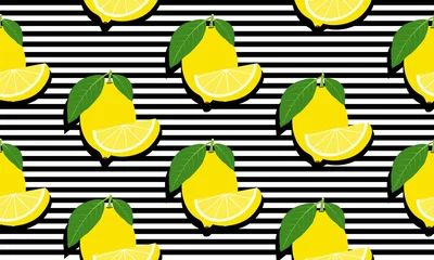 Foto op Plexiglas Citroen Naadloze achtergrond met strepen en hele citroenen en schijfjes citroenen met zwarte schaduw. Vector illustratie ontwerp voor wenskaart of sjabloon.