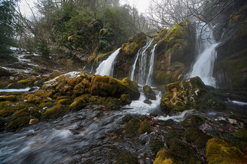 Catarata en el nacimiento de un río