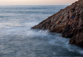 olas en roca larga exposición