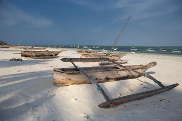 Houten catamarans op zandstrand Zanzibar, Afrika