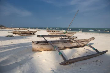 Fotobehang Nungwi Strand, Tanzania Houten catamarans op zandstrand Zanzibar, Afrika