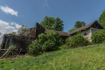 alter verlassener bauernhof auf einem berg