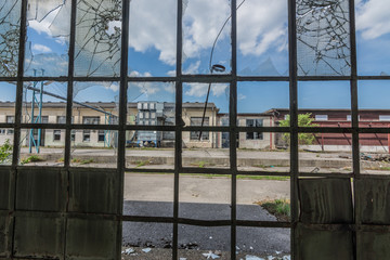 Fototapeta premium blick in ein fabriksgebaeude mit fenster