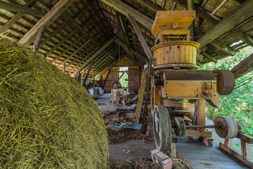 historische maschine aus holz auf einem dachstuhl