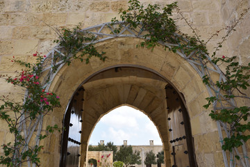 Fort St Angelo (Forti Sant Anglu), beautiful inner courtyard of Magisterial Palace inside the fort, famous historical landmark at Birgu Waterfront, Malta, Vittoriosa bay of the Mediterranean sea - 322068494