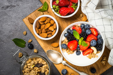 Greek yogurt granola with fresh berries .
