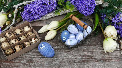 Blaue Ostereier mit Blumen