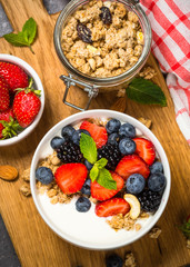 Greek yogurt granola with fresh berries .