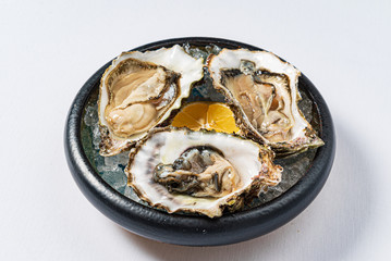 Raw seasonal oysters on ice with lemon