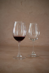 2 wine glasses, one empty, one full