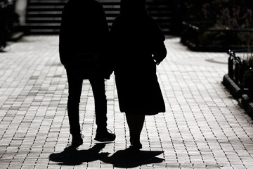 Obraz premium 休日の昼下がりの公園で逆光に浮かぶシルエット、神奈川県横浜市山下公園・日本