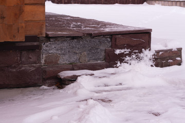The facing tile fell from a step. Defect in work.