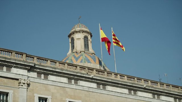 edificio de la Generalitat en la plaza sant Jaume con las banderas al viento