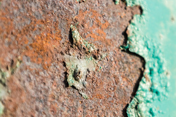 abgeblätterter Rost an einem grünen Fahrzeug