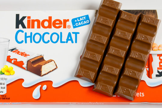 barres de chocolat de marque kinder sur un fond blanc