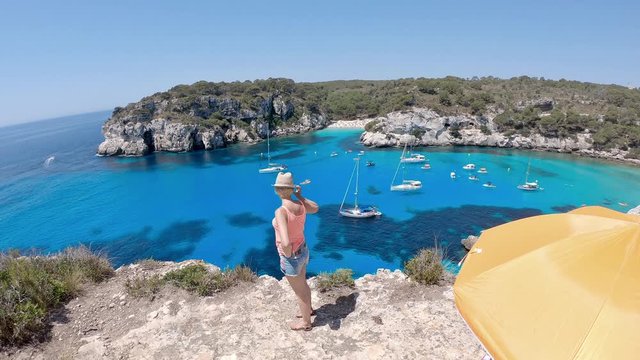 Une femme se reposant en haut d'une falaise &agrave; Minorque