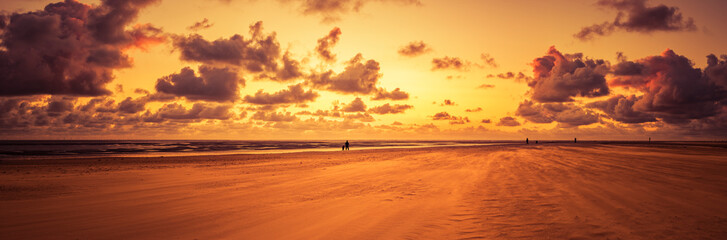 Fototapeta premium Stimmungsvoller Sonnenuntergang in Blåvand Strand, Dänemark