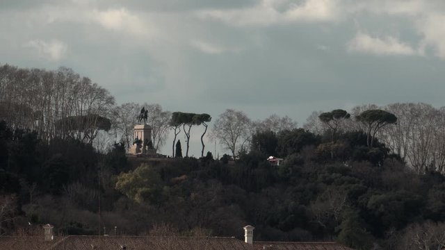 Roma, Italia. Vista dal belvedere del Parco degli Aranci. Statua equestre di Giuseppe Garibaldi al Gianicolo.