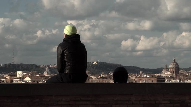 Roma, Italia. Vista dal belvedere del Parco degli Aranci. Ragazzo che guarda il panorama
