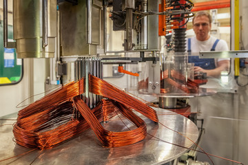 Robot machine that winds and inserts the coils into the armature of an electric motor
