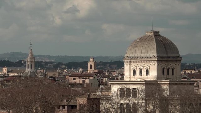 Roma, Italia. Vista dal belvedere del Parco degli Aranci. Sinagoga