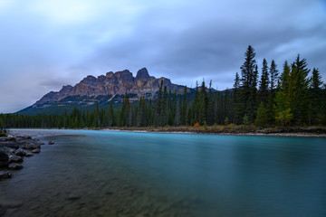Naklejka premium Castle Mountain at Bow river