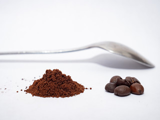 Kaffeebohnen, gemahlener Kaffee und ein Löffel