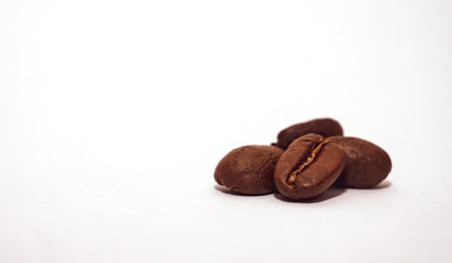 Vier Kaffeebohnen mit einem weissen Hintergrund
