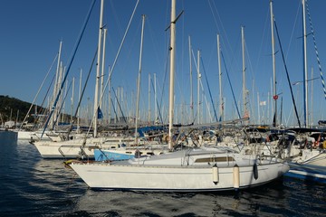 Obraz premium Yachts at the Marina of the yacht club in the Turkish city of Marmaris