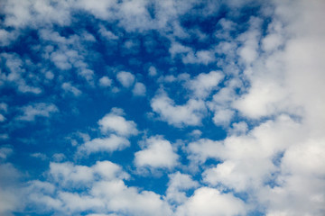 Obraz premium white clouds against blue sky