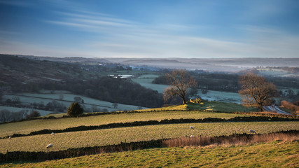 Obraz premium Beautiful Peak District Winter landscape of view from The Roaches out across the frozen countryside