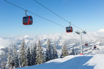 Photo sur Aluminium Gondoles Télécabine de ski moderne dans une station de ski autrichienne par une journée d& 39 hiver enneigée.