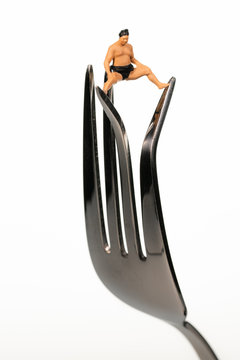 Kleiner Sumoringer ringt eine Gabel nieder