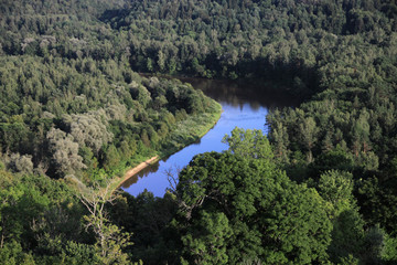 wijące się koryto spokojnie płynącej rzeki pośród lasów estonii