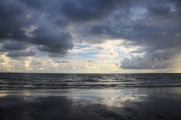 ekspresyjne niebo i morze w pochmurny dzień