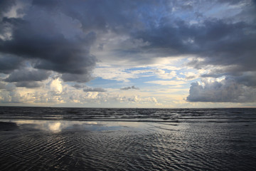 Fototapeta na wymiar ekspresyjne niebo i morze w pochmurny dzień