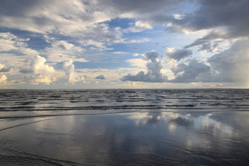 ekspresyjne niebo i morze w pochmurny dzień