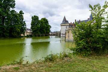 Fototapeta na wymiar view of the castle and gardens of sully sur loire