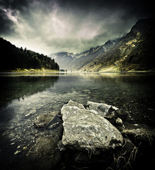 lac d'Estaing teinte jaune rocher