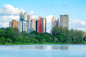 Fototapeta premium View of a lake of a green city with a lot of trees and few buildings. Photo of the Igapo lake, Londrina PR Brazil.