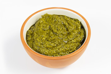 bol de pesto sur un fond blanc
