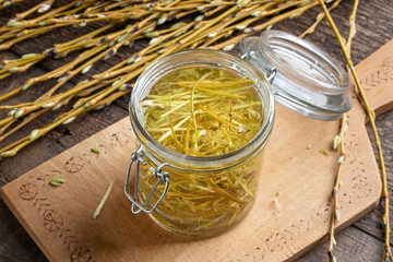 Preparation of herbal tincture from white willow bark © Madeleine Steinbach