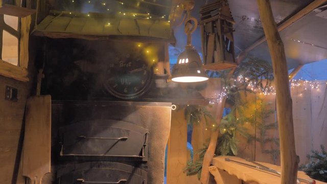 Vieje horno de pan con varias puertas echando humo con decoraci&oacute;n navide&ntilde;a