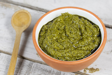 bol de pesto sur un fond en bois